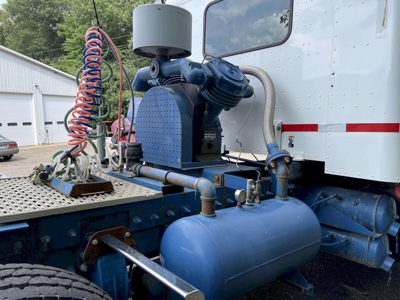 2011 Peterbilt 367 Flat Top 
w/36” Sleeper and an Air Compressor