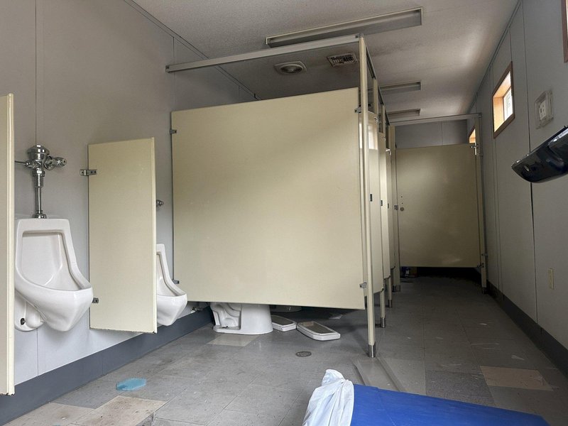 2008 MICHIANA MEN'S &amp; WOMEN'S PORTABLE BATHROOM TRAILER: STOCK #23097