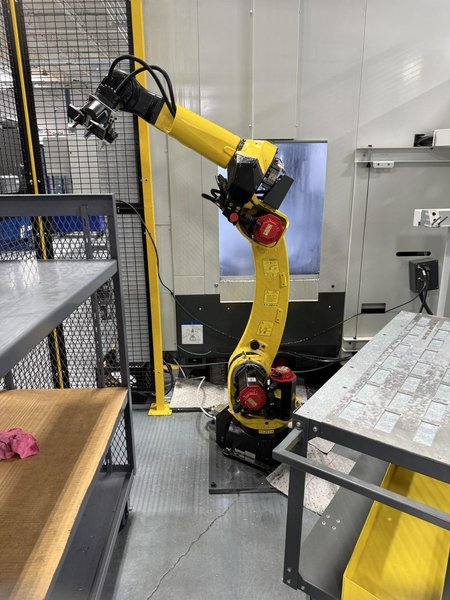 Haas UMC-750SS 5 Axis UMC, 2022 – Fanuc M-20iD Robot Cell, 70+1 SMTC, TSC, Chip Conveyor