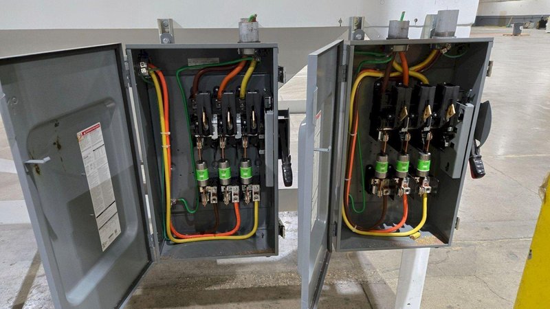 ROBOVENT FILTERED EXHAUSED SYSTEM W/ EPAD TOCUH 200 AMP 600 VAC USED
