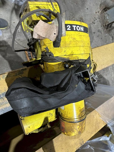 2 TON X 12' GORBEL WALL MOUNTED JIB CRANE W/ 2 TON YALE POWERED HOIST: STOCK #19135
