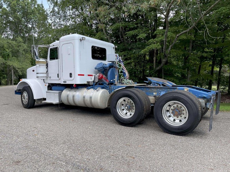2011 Peterbilt 367 Flat Top 
w/36” Sleeper and an Air Compressor
