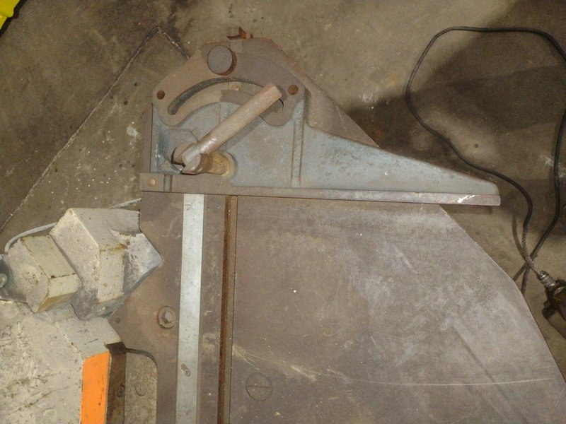 8-5/8" X 8-5/8" X 1/8" AMADA MODEL CS-220 HYDRAULIC NOTCHER: STOCK #12212