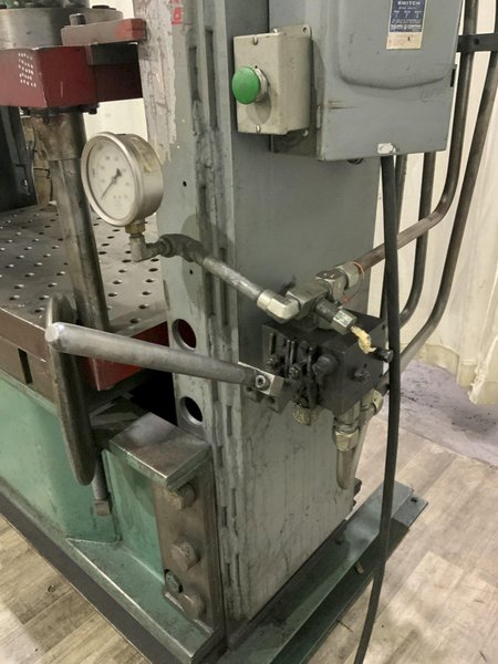 200 TON DAKE MODEL #908-201 HYDRAULIC H FRAME PRESS: STOCK #80884