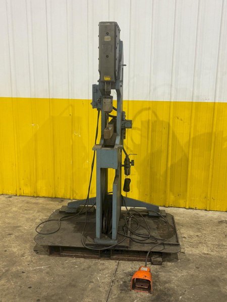 10 TON BTM MODEL #P10F TOG-L-LOC AIR TOGGLE SHEET METAL PRESS: YOBRO #24796
