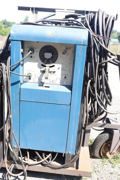 400 AMP MILLER MODEL SR-400-32 DIRECT CURRENT WELDING POWER SOURCE WELDER: STOCK #10303
