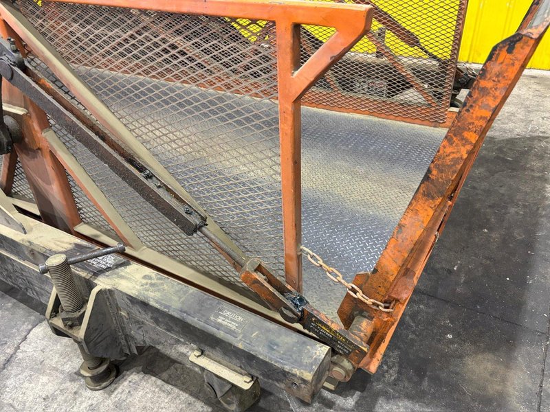 10,000 LBS SUPERIOR HANDLING EQUIPMENT "SPEED LIFT" CANTILEVER HYDRAULIC LOADING DOCK LIFT RAMP: STOCK #23686