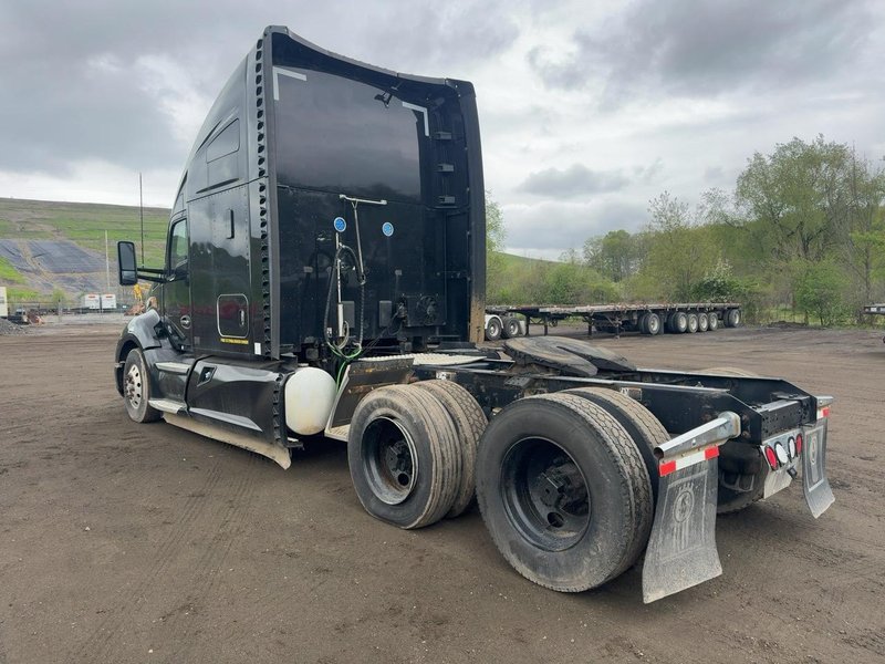 2020 Kenworth T680 76″ Sleeper – PACCAR MX-13 455HP – Eaton 12-Speed Auto – Double Bunk