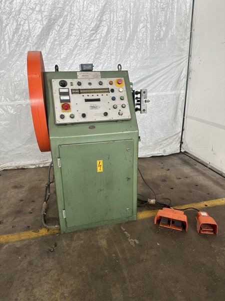 SCHLEICH GMBH MODEL WM18CEV AUTOMATIC WINDING MACHNE. STOCK # 0638423