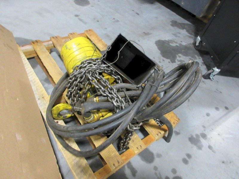 Budgit BAH0215 Pneumatic 2 Ton Chain Hoist with Metal Chain Catcher and Connection Hoses, **No Pendant Control**- Auction Item