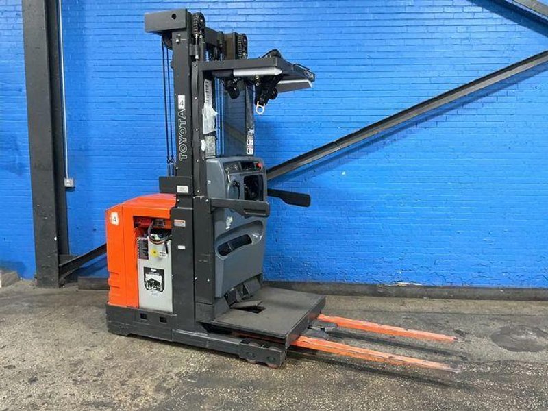 TOYOTA 3000 LBS ELECTRIC ORDER PICKER  -  6BPU15