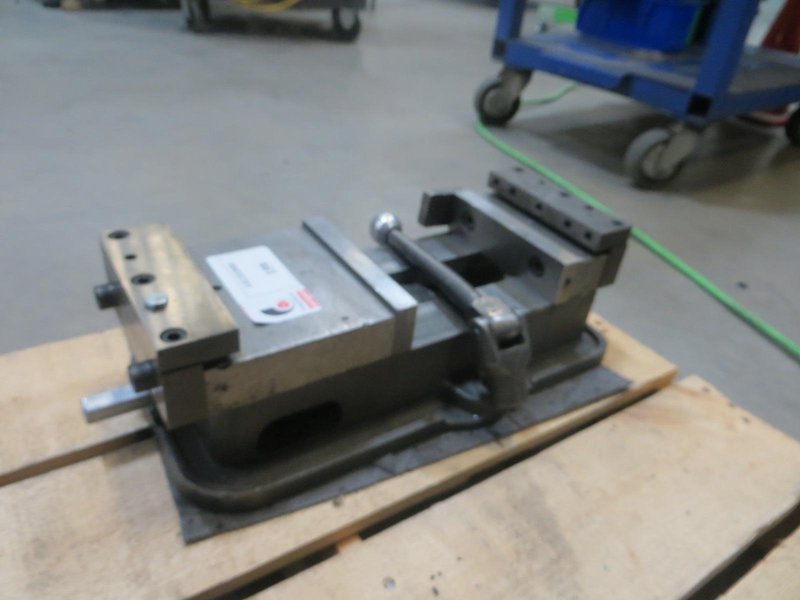 Kurt D-60 Machine Vise w Steel Jaws and Handle- Auction Item