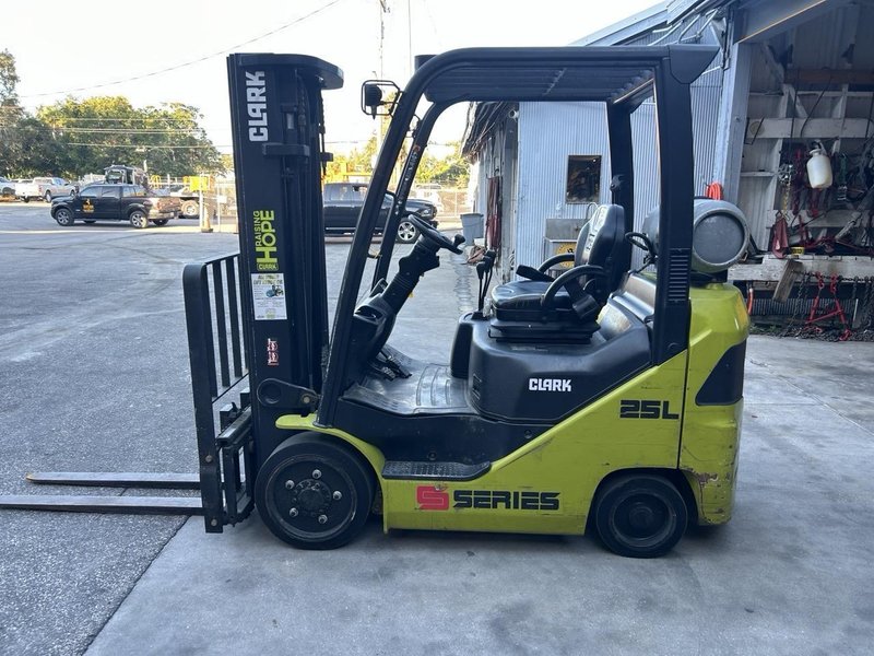 CLARK S25C Forklift, 2022 – 5,000 lb Capacity, LPG, Low Hours!