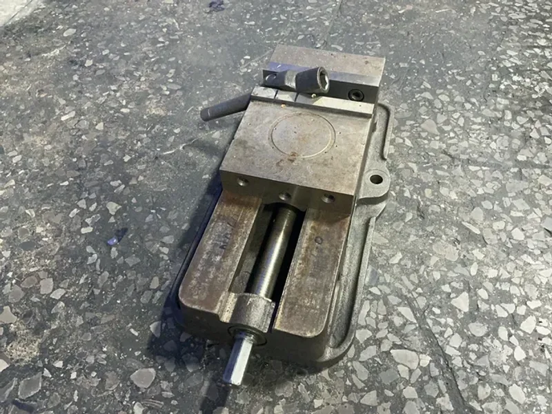 KURT MFG. CO. 6” MACHINE VISE  -  D675-7428