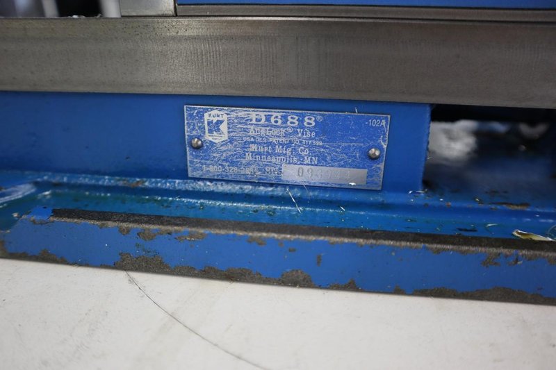 Kurt D688 6" Machine Vis,e Steel Jaws, Handle- Auction Item