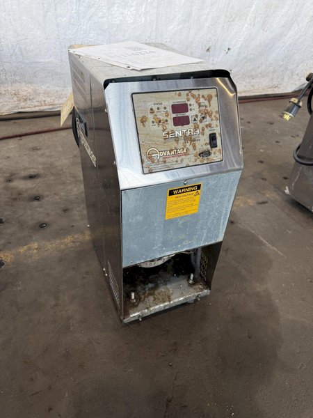 ADVANTAGE ENGINEERING WATER-CIRCULATING TEMPERATURE CONTROL UNIT. STOCK # 1116224
