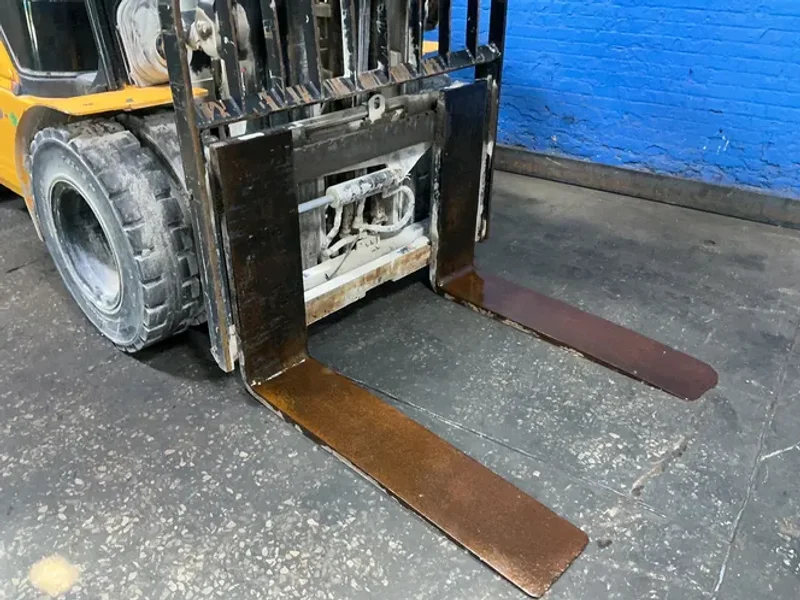 HYUNDAI 9020 LBS DIESEL FORKLIFT  -  45D-9