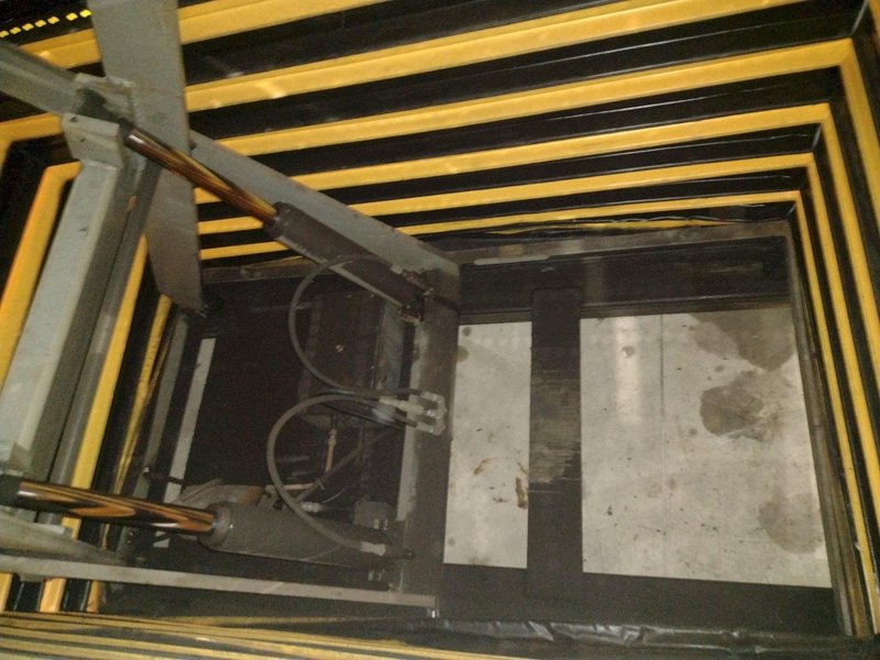 1,000 LB AMERICAN LIFTS MODEL T1-60-040 ELECTRIC PLAFORM LIFT: STOCK #20584