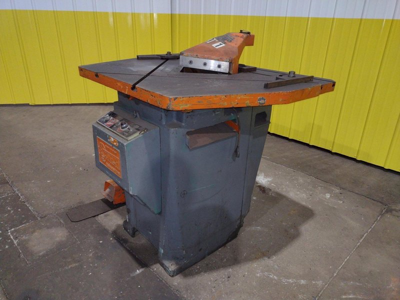 9&quot; x 9&quot; x 3/16&quot; COMACA HYDRAULIC PUNCH &amp; CORNER NOTCHER: STOCK #11842