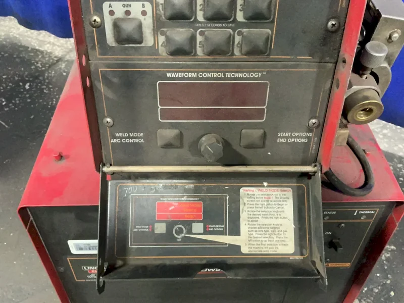 LINCOLN ELECTRIC 82 A MIG WELDER  -  455M POWER WAVE