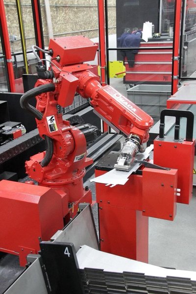 60 Ton x 4′ Amada EG6013 Automated Bend Cell, 2017 – 6 -Axis Robot, 7-Axis Backgauge