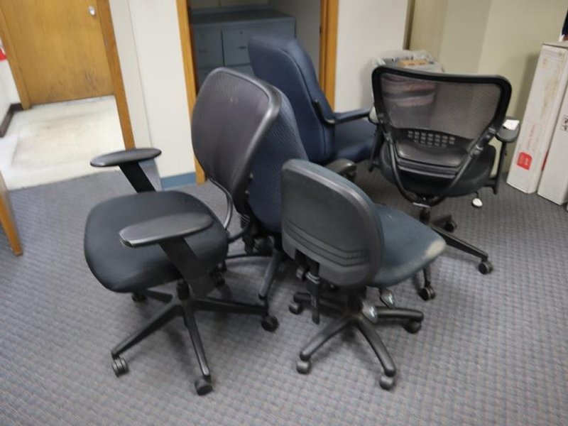 Rolling Office Desk Chairs- Auction Item