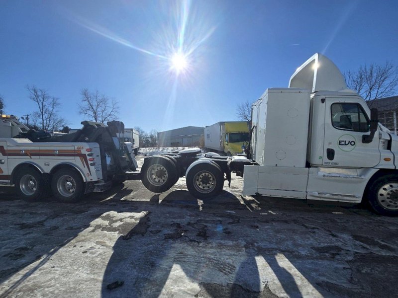 2015 Freightliner Cascadia Day Cab Semi Truck w/ APU – Detroit DD15 455HP, Eaton Fuller 10-Speed, Tandem Axle Class 8 Highway Tractor