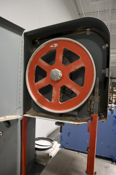 DoAll 2013-V Vertical Bandsaw 20" Variable Speed, Welder Grinder- Auction Item