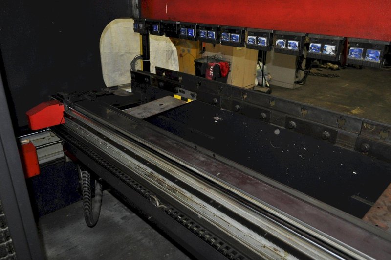 110 TON AMADA HYDRAULIC PRESS BRAKE
