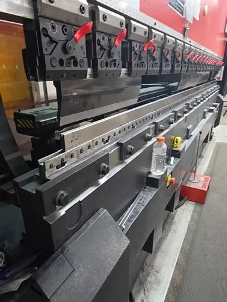 AMADA 243 TON HRB 2204 PRESS BRAKE  -  HRB2204