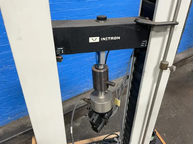 INSTRON SINGLE COLUMN ELECTROMECHANICAL UNIVERSAL TESTING MACHINE   -  1011