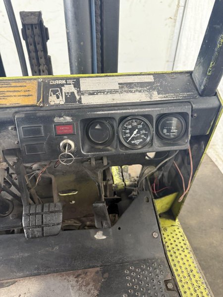 4,200 LB. CLARK GCS25MB FORKLIFT. STOCK # 0237925