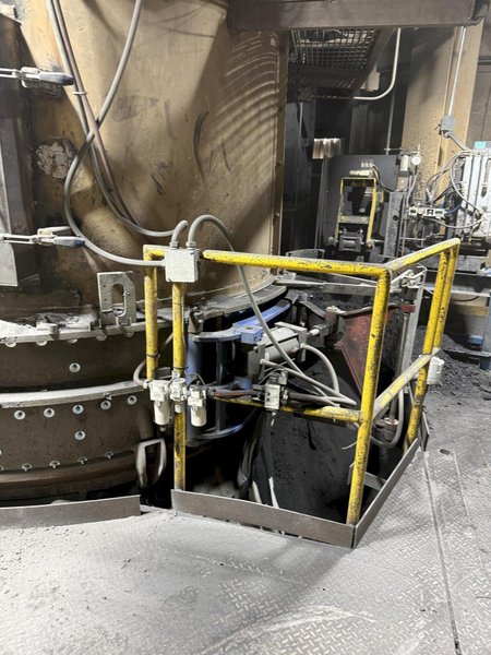 B and P model 100b speedmuller s/n 100B-372-7604 with Batch hopper, dust hood, 200 hp drive and gearbox model 64756-rev-1 s/n R0280-185