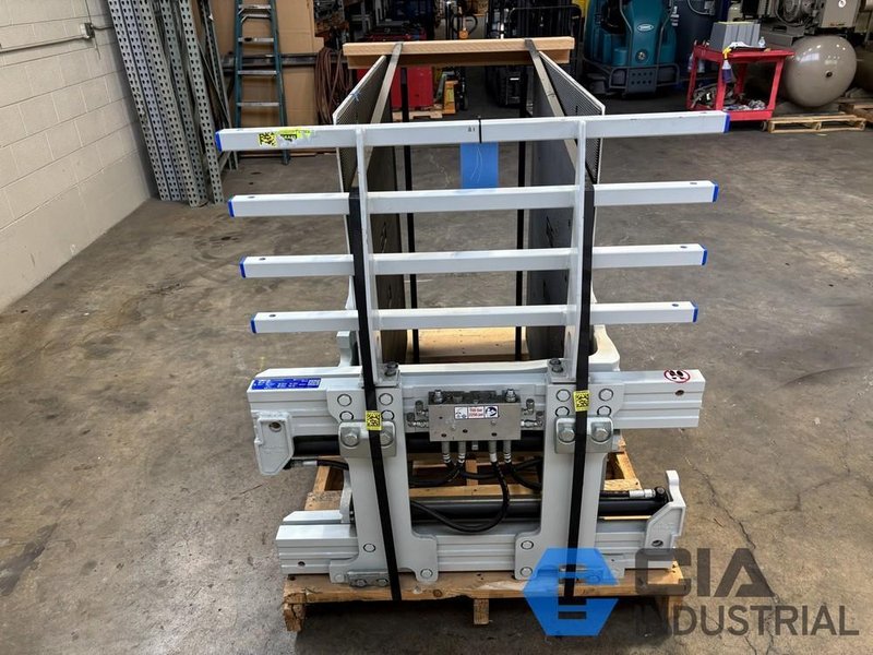 2022 - NEW NEVER USED 2,500 LB. CASCADE MODEL 14J-CCS-2A-0074 HYDRAULIC CARTON CLAMP ATTACHMENT