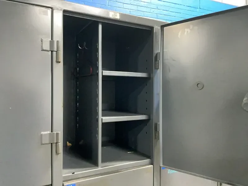 STRONG HOLD 10 DOOR LOCKERS