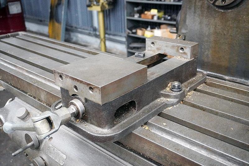 #3 CINCINNATI MODEL #3MI HORIZONTAL UNIVERSAL MILL WITH TOOLMAKERS OVERARM SPINDLE: YOBRO #25929