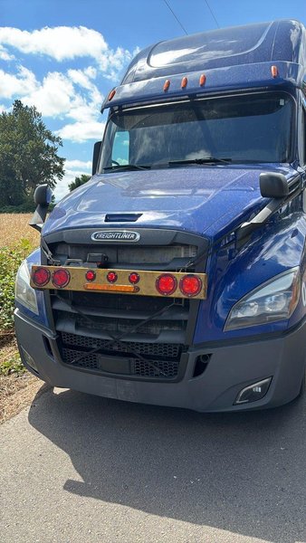 Freightliner Cascadia 126 Raised-Roof Sleeper Truck, 2020 – Detroit DD15, DT12 Automatic, Tandem Axle