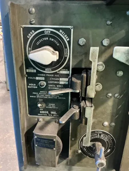 GROB INC 24” X 24” VERTICAL BAND SAW   -  NS18