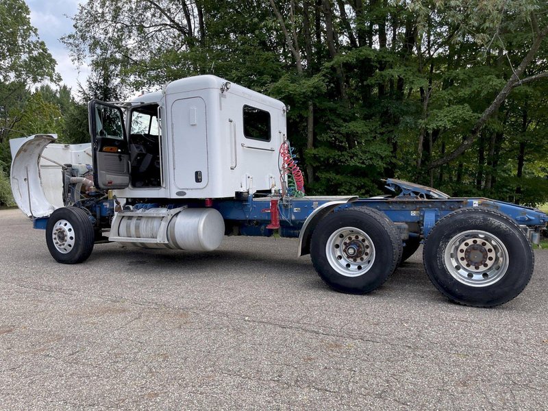 2010 Peterbilt 367 Flat Top w/36” Sleeper