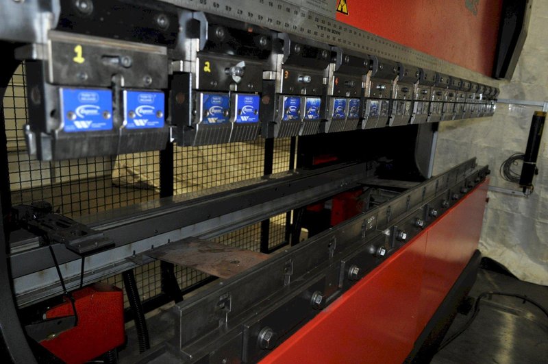 110 TON AMADA HYDRAULIC PRESS BRAKE