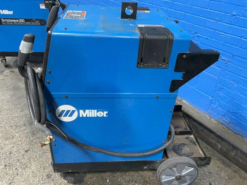 MILLER 250 A WELDER  -  SYNCROWAVE 250 DX