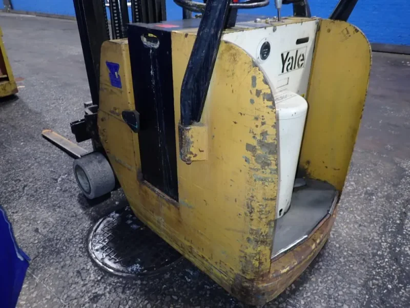 YALE 3000 LBS STAND-UP FORKLIFT  -  ESC030G4T083