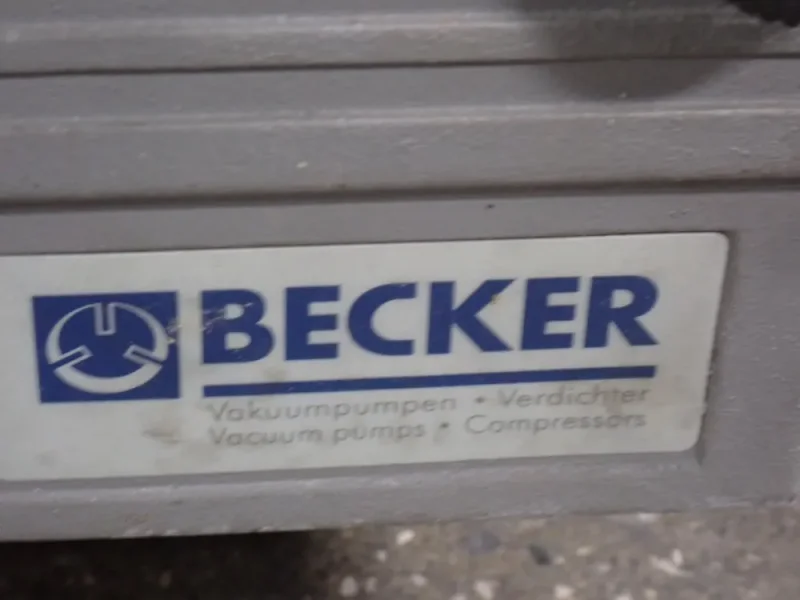 BECKER 900 MBAR VACUUM PUMP  -  KVT 3.100