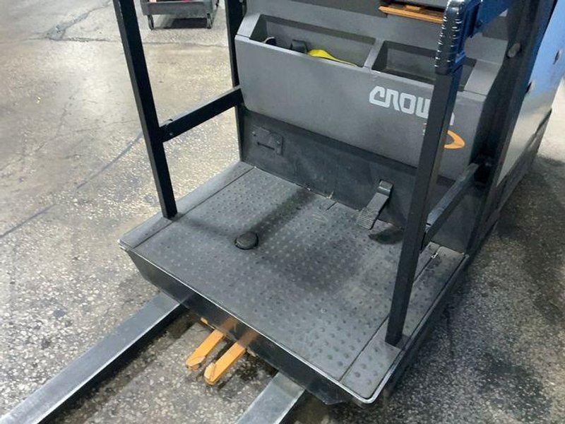 Crown 2750 Lbs Electric Order Picker - Sp3520-30