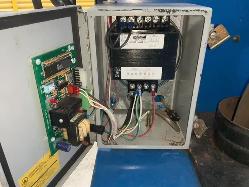 DONALDSON 21.5” X 28” X 5” DUST COLLECTOR  -  VS 550