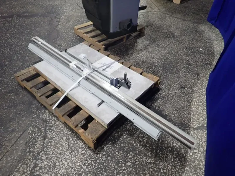DELTA 40" X 27" TABLE SAW   -  36-R31X