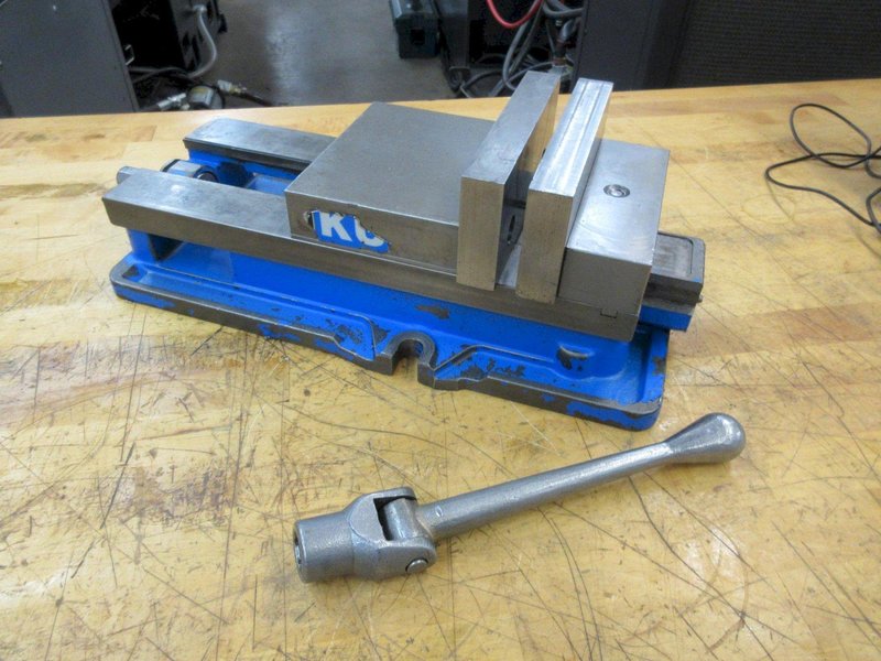 Kurt D675 6&quot; Machine Vise With 3&quot; Tall Steel Jaws and Handle- Auction Item