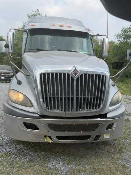 International ProStar Sleeper Truck, 2014 – Class 8 Tandem Axle Semi Tractor w/ Diesel Engine, Sleeper Cab &amp; Air Ride Suspension