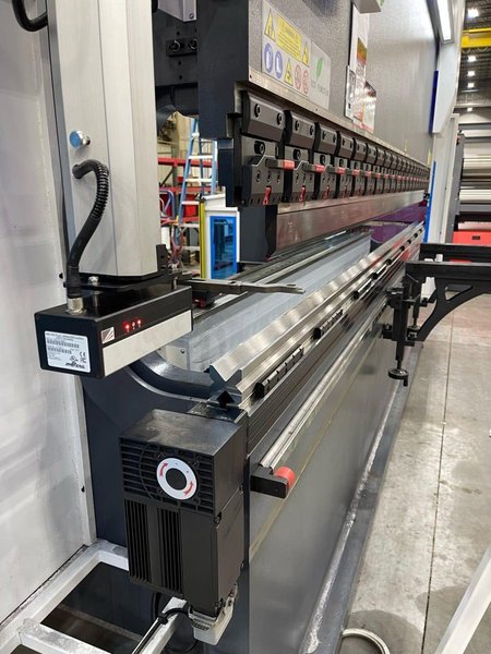 13′ x 350 Ton Accurl Genius Pro CNC Press Brake, 2025