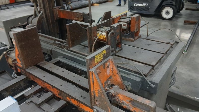 18″ x 22″ HEM V100LA-3 Automatic Tilting-Head Vertical Band Saw, 2004 – Under Power